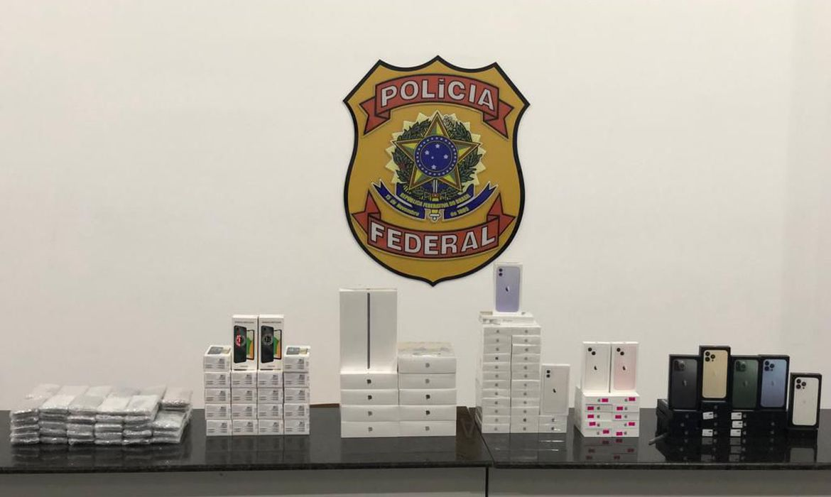 Foram apreendidos 148 aparelhos eletrônicos, sendo 138 smartphones e 10 iPads Comunicação Social da Polícia Federal em Foz do Iguaçu/PR