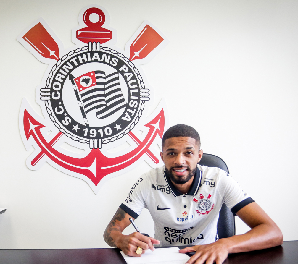 Vitinho posa assinando novo contrato com o Corinthians Rodrigo Coca/Agência Corinthians