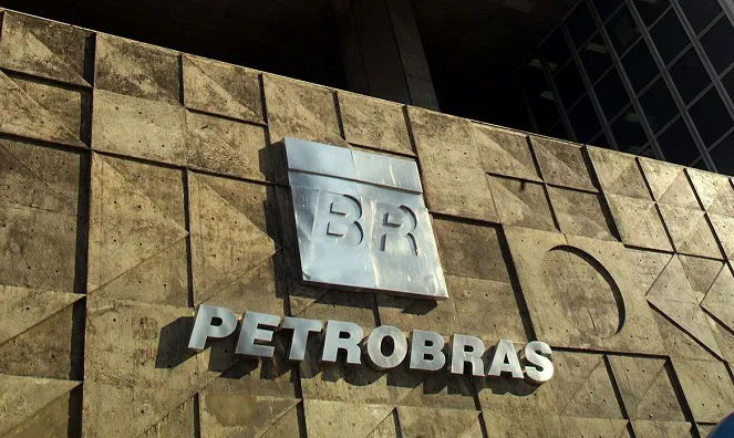 Petrobras desmente Bolsonaro e nega definição sobre reajuste do combustível