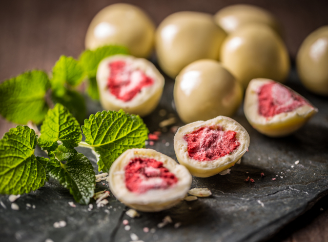 Aprenda a fazer ganache de chocolate branco com framboesa Envato Elements