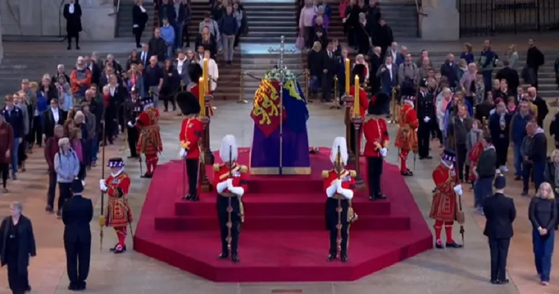 Velório de Elizabeth II: fila atinge 8 km e entrada está suspensa por seis horas