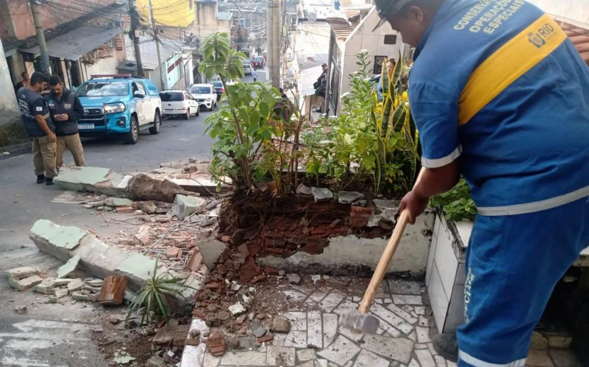 Prefeitura demole construções irregulares em Ramos, Zona Norte do Rio