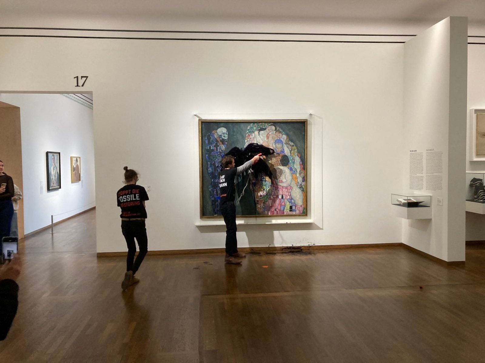 Manifestantes jogam líquido preto em quadro de Klimt em Viena Reprodução/REUTERS