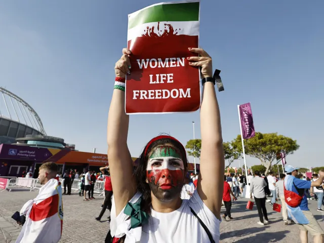 Torcedores do Irã protestaram contra o regime autoritário e repressão às mulheres