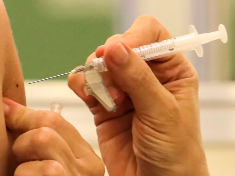 Adolescentes vão precisar de autorização dos pais e responsáveis para adquirir a dose de vacina nas escolas