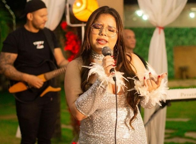 Cantora de 15 anos surpreende pela voz e semelhança com Marília Mendonça