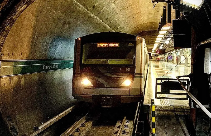 SP: passageira cega cai no trilho do Metrô e se deita para evitar atropelamento