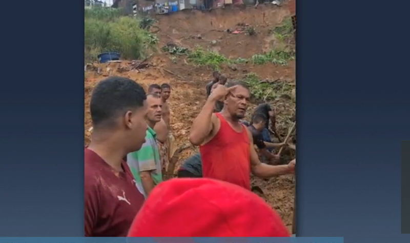 Moradores se unem para buscar desaparecidos após deslizamento de terra em Recife Reprodução