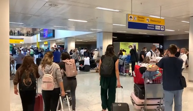 Desembarque confuso no Aeroporto de Guarulhos na espera do comprovante da vacina