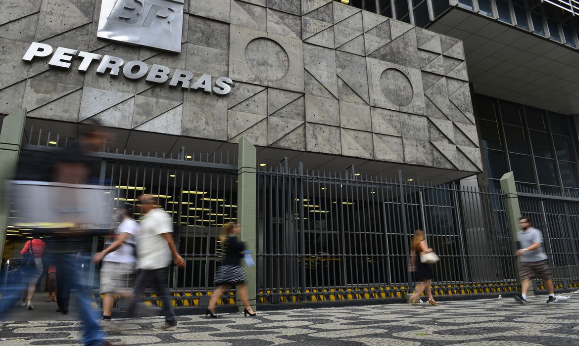 Mercado reage e ações da Petrobras caem após nova troca no comando da estatal
