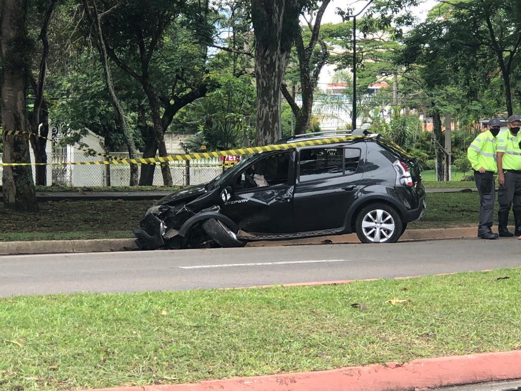 Mulher fica ferida após acidente na Cidade Jardim, em São José dos Campos Paula Rizzo/Band Vale