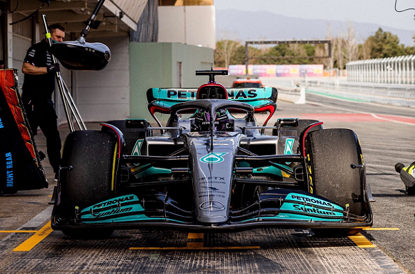 Lewis Hamilton encerra a participação na pré-temporada no topo da tabela de tempos Mercedes