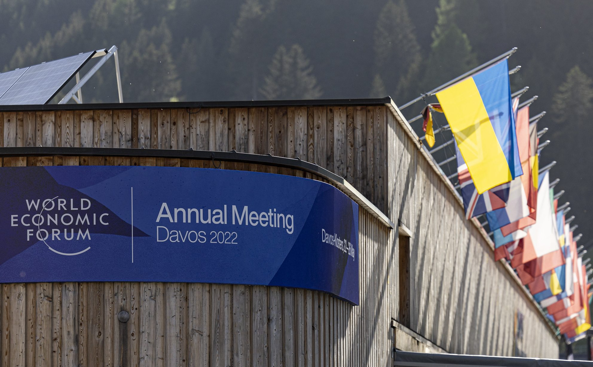 É iniciado na cidade de Davos o Fórum Econômico Mundial.