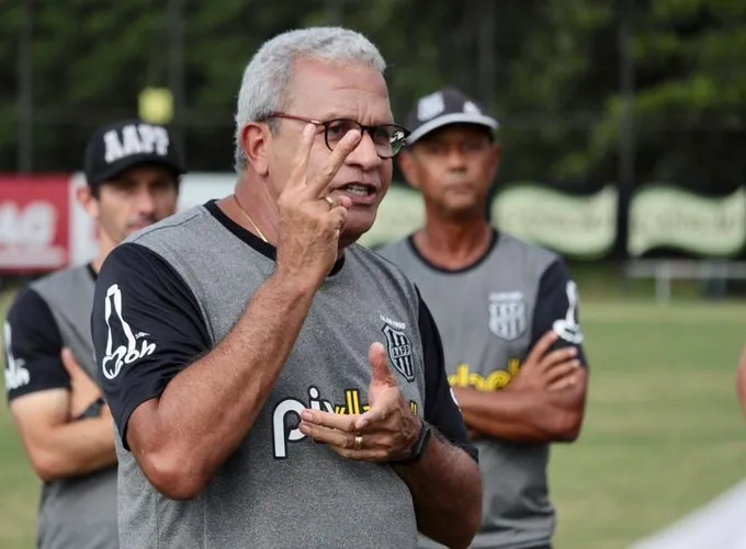 Hélio dos Anjos tem dúvidas para escalar a equipe