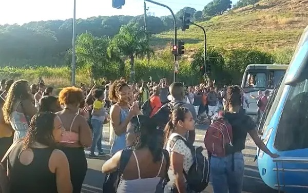 Manifestantes impediram o embarque de passageiros nos articulados no local  Reprodução/Redes Sociais