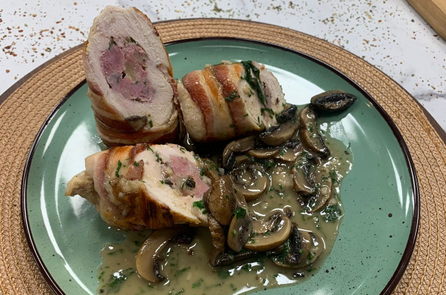 Ballotine de peito de frango com recheio de linguiça fresca e muçarela | Band Receitas