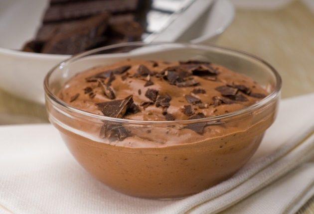 Mousse de chocolate com apenas 2 ingredientes: anote receita da Carole Crema
