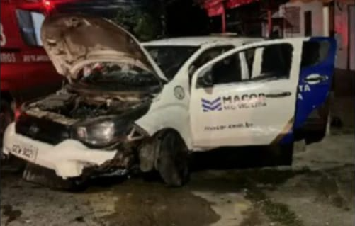 Carro dos vigilantes após o acidente provocado pelos criminosos Reprodução