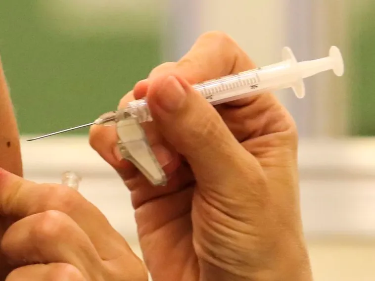 Governo federal alega que houve erros na vacinação de adolescentes