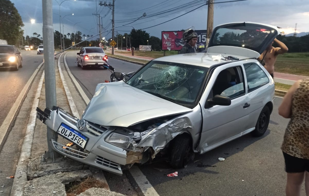 Motorista perde o controle e derruba poste na SP-62 em Taubaté  Rodrigo Matias/Arquivo Pessoal