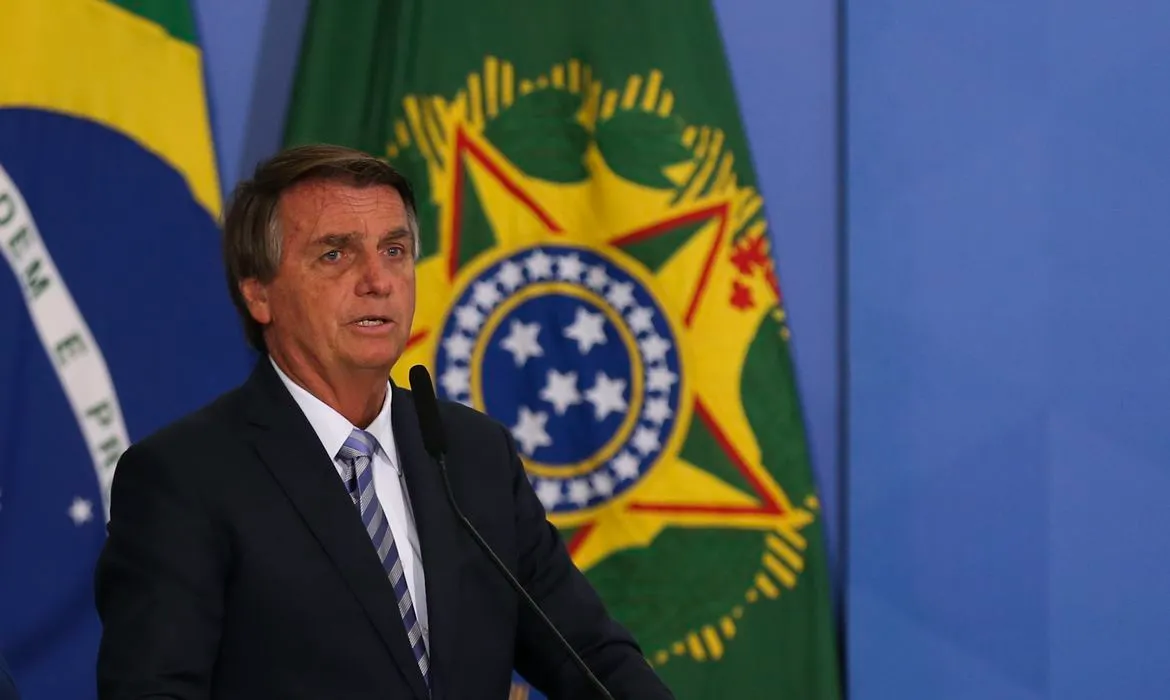 Bolsonaro sanciona limite do ICMS do combustível, mas veta ajuda a estados