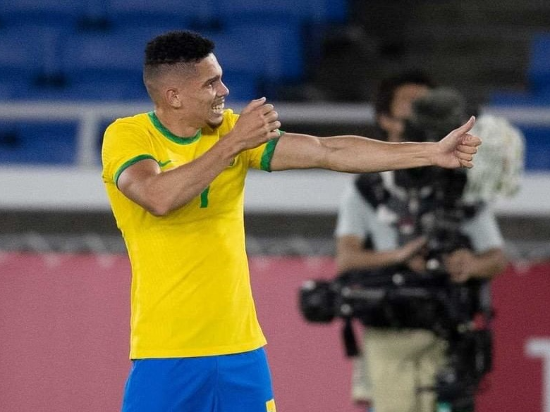 Paulinho atira flecha de Oxóssi em comemoração no quarto gol do Brasil sobre a Alemanha