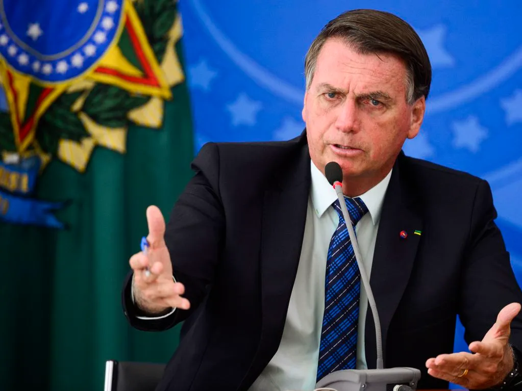 Bolsonaro afirma que Petrobras começará a reduzir preço dos combustíveis.