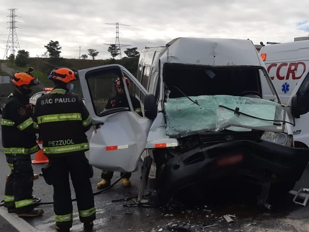 Acidente foi no trecho de São José dos Campos; duas vítimas foram levadas para o hospital da Vila Industrial Divulgação/ Polícia Rodoviária Federal