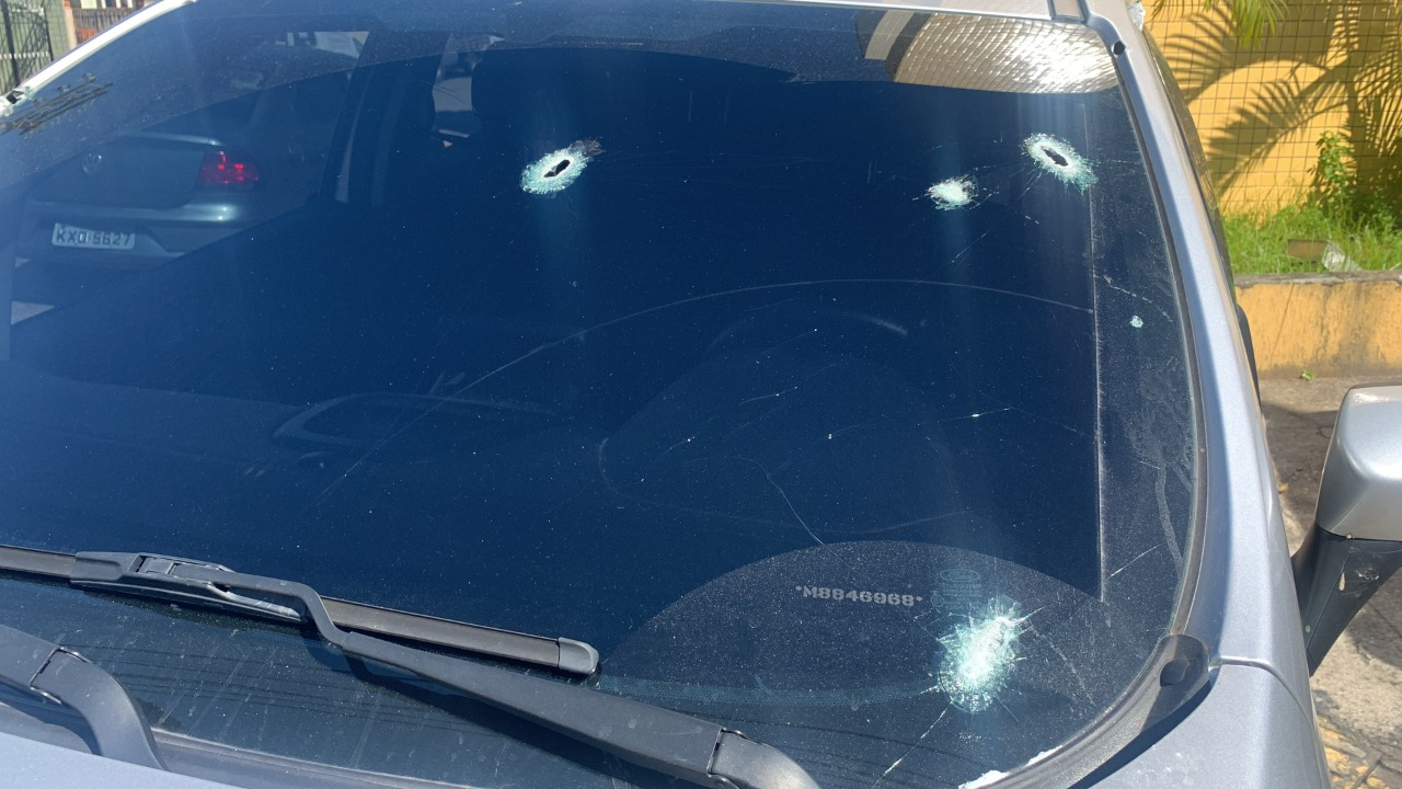 Carros dos bandidos foi atingido por tiros no confronto