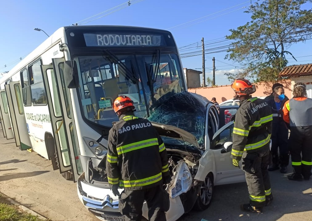 Homem de 32 anos morre após acidente entre carro e ônibus em Caçapava Divulgação/Corpo de Bombeiros