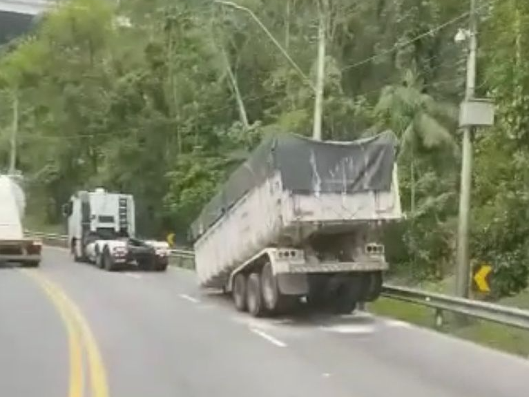 Caminhão descarrila após perder controle no KM 72 da Rodovia Tamoios Divulgação/Band Vale FM