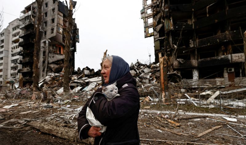 Mulher caminha próximo de prédios destruídos por bombardeios russos, na Ucrânia REUTERS/Zohra Bensemra