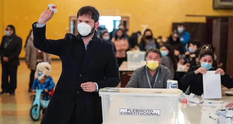 Gabriel Boric vota em plebiscito sobre nova Constituição do Chile Divulgação/redes sociais