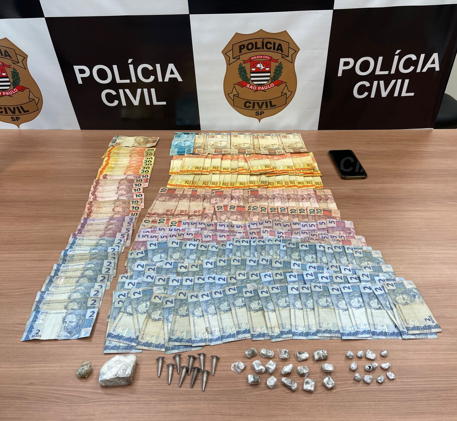 Foi apreendido maconha, crack, cocaína e R$ 2.841,00 em espécie Divulgação/DISE