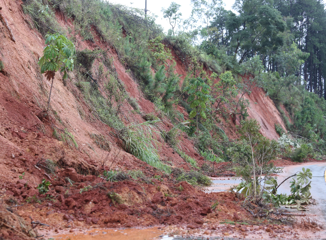 Três pessoas morrem após deslizamento de terra em Embu das Artes, na Grande  SP - País - Diário do Nordeste