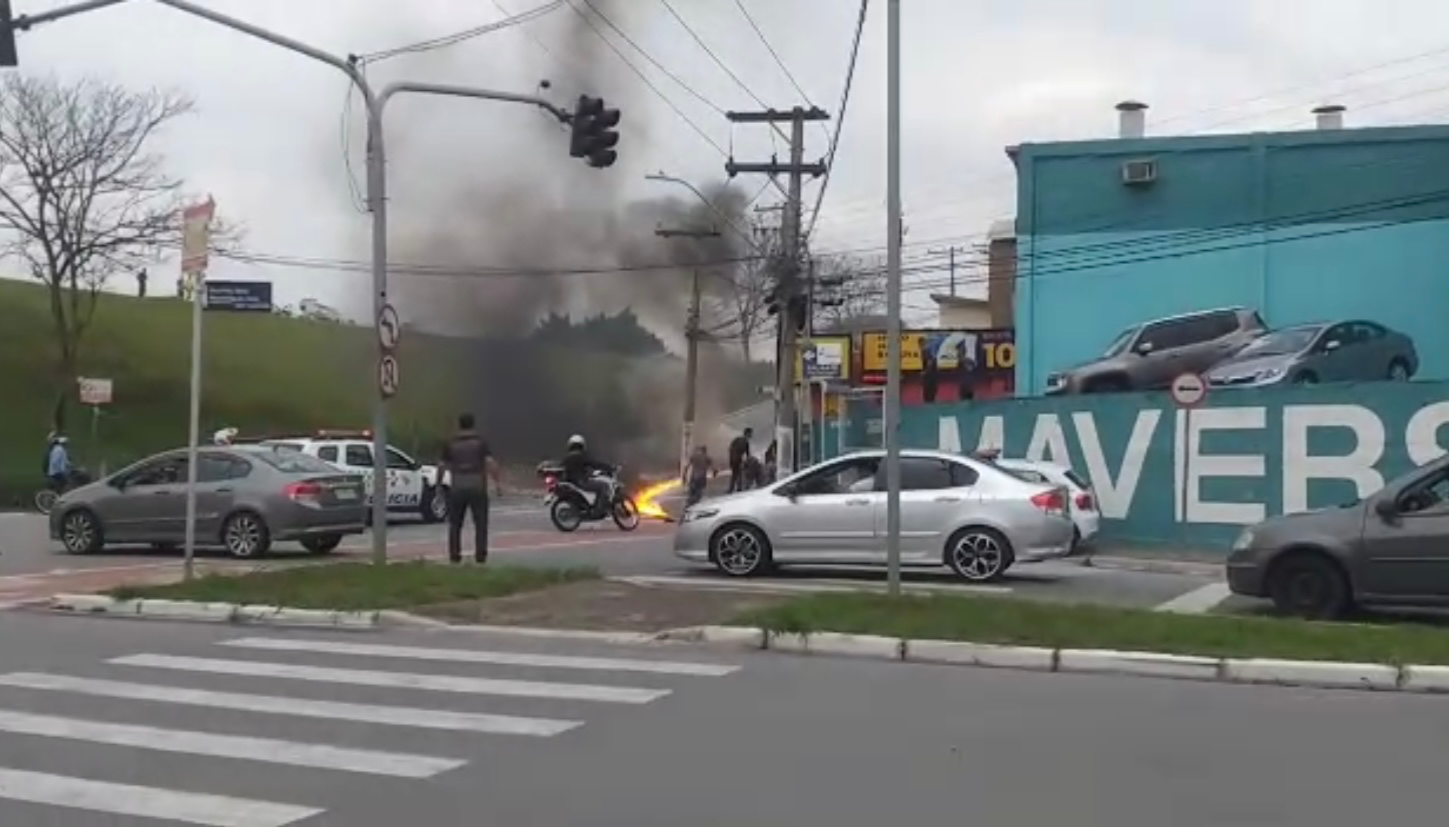 Após a colisão, a motocicleta do casal pegou fogo Divulgação/ Taubaté Mil Grau