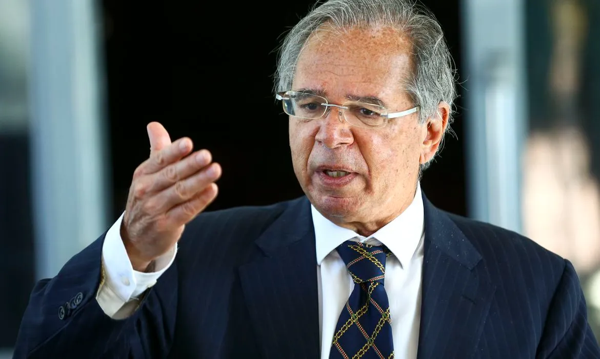 Guedes defende que valor de privatização da Petrobras poderia ir para ações sociais
