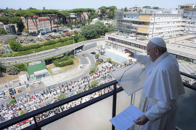 Papa Francisco realiza oração na sacada do hospital onde está internado