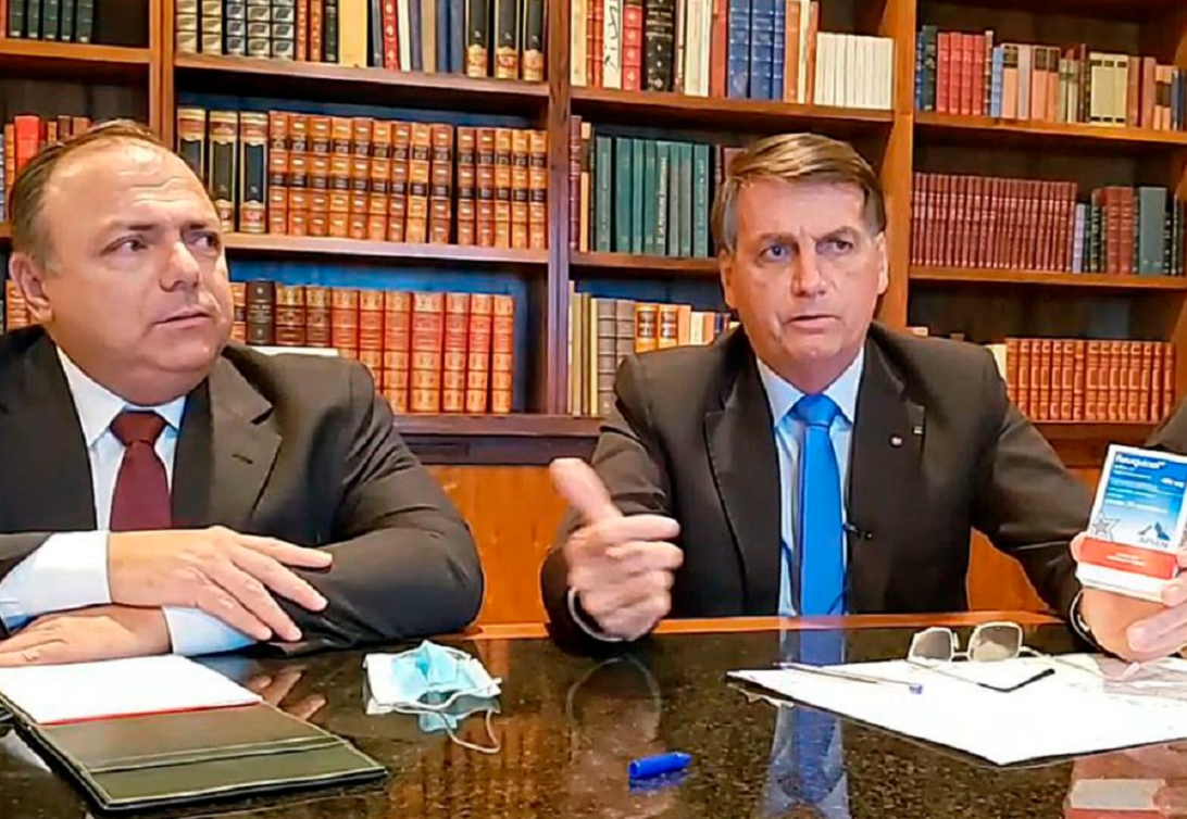 Ao lado de Pazuello, Bolsonaro indica remédio em uma de suas lives Reprodução