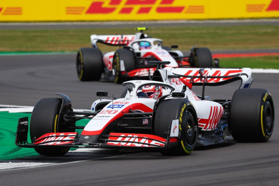 Carros da Haas no GP da Inglaterra de 2022