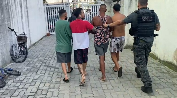 Os traficantes foram presos no apartamento que usavam para vender as drogas Divulgação/Polícia Civil