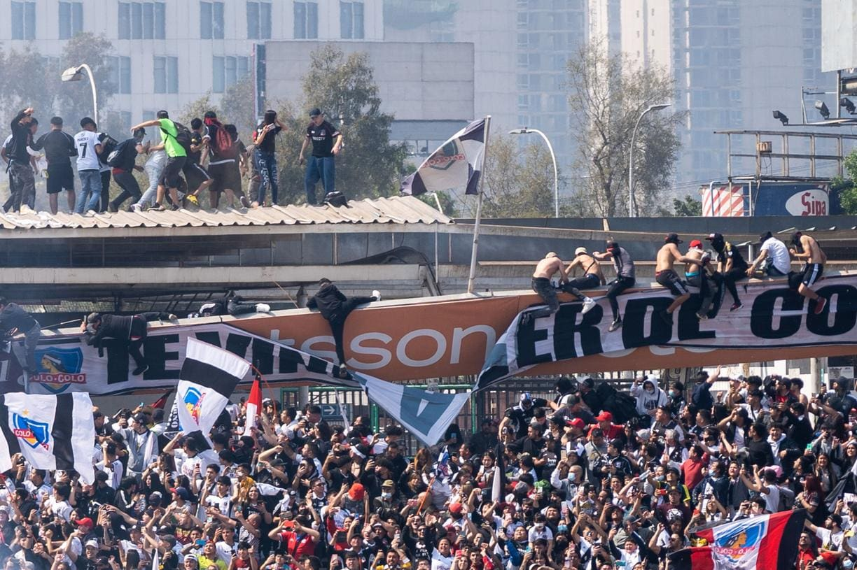 Momento em que a estrutura publicitária desaba no Estádio Monumental Reprodução/Twitter