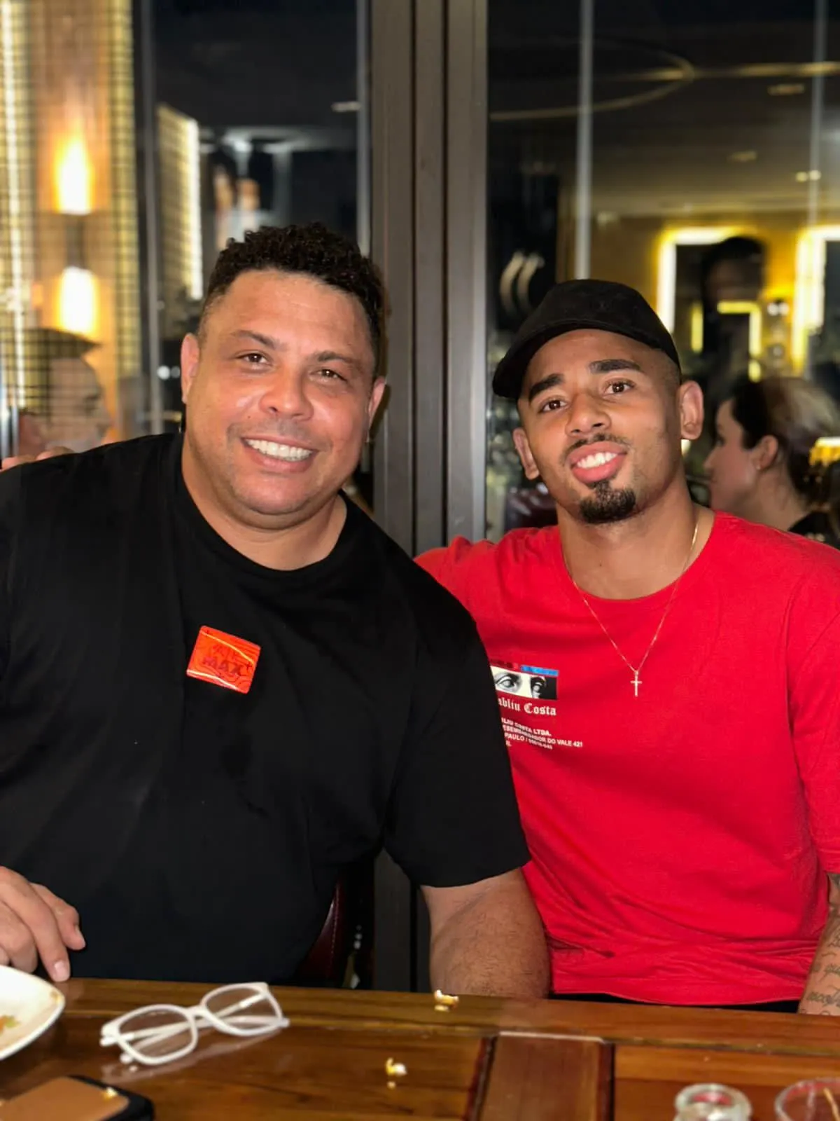 Ronaldo Fenômeno e Gabriel Jesus em um restaurante no Catar