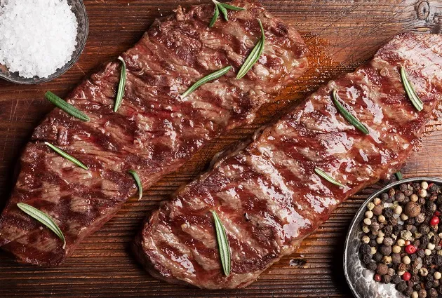 Denver steak, a parte de cima do acém, é perfeita para o churrasco