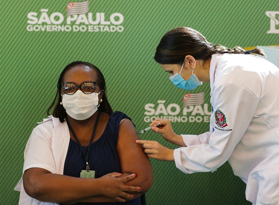 Moniza Calazans, tem 54 anos, é negra e enfermeira no Instituto Emílio Ribas Paulo Guereta/Photo Premium/Folhapress