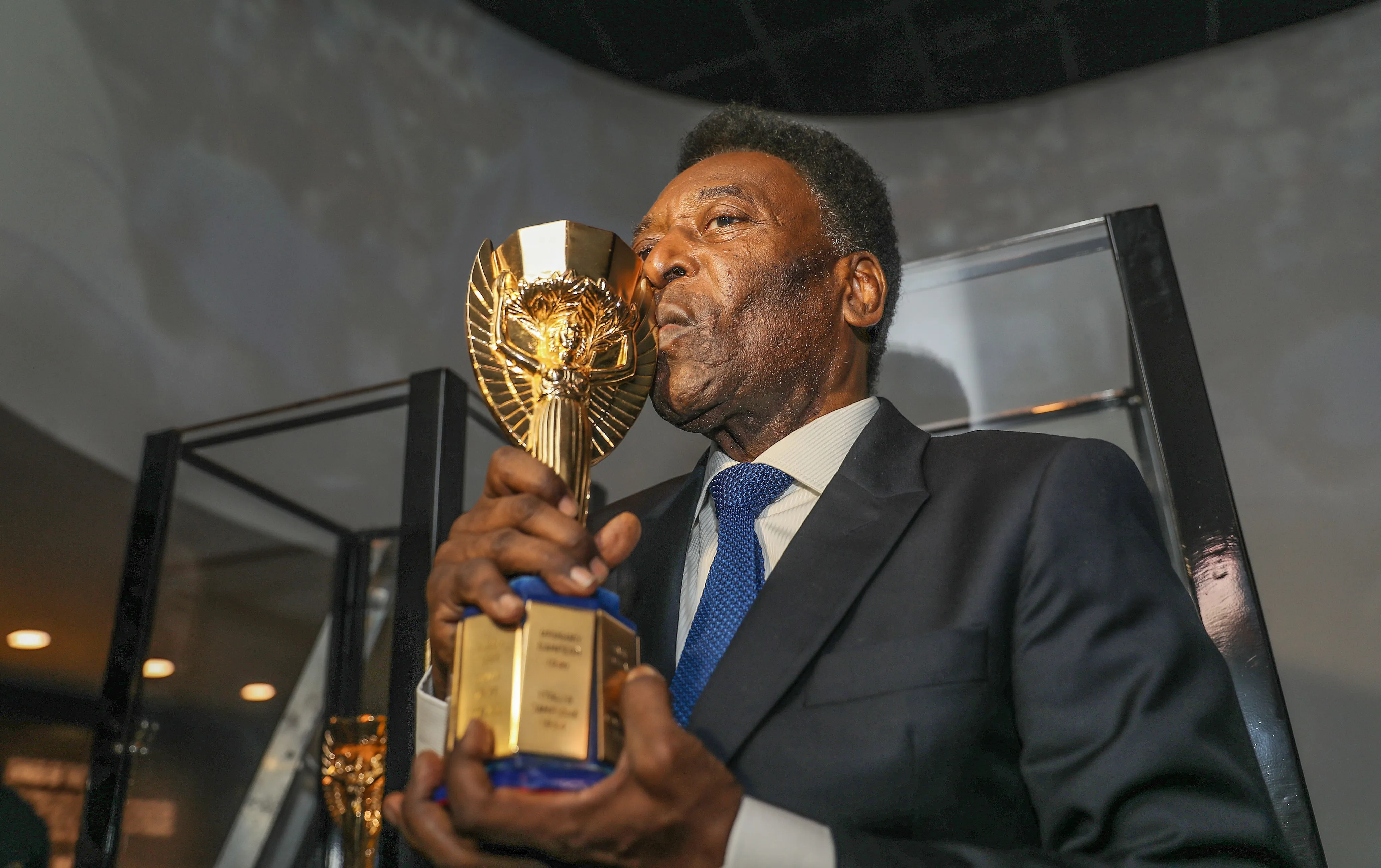 Pelé no dicionário: entenda o significado do novo adjetivo da Língua  Portuguesa e veja exemplos - Folha PE