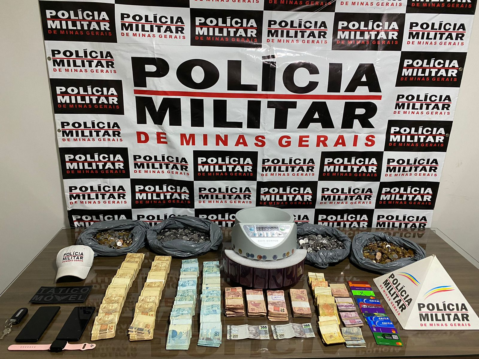 A dupla foi presa e encaminhada à Delegacia de Polícia Civil Reprodução / PMMG