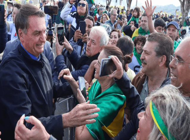 Bolsonaro inicia campanha eleitoral em local que tomou facada em 2018
