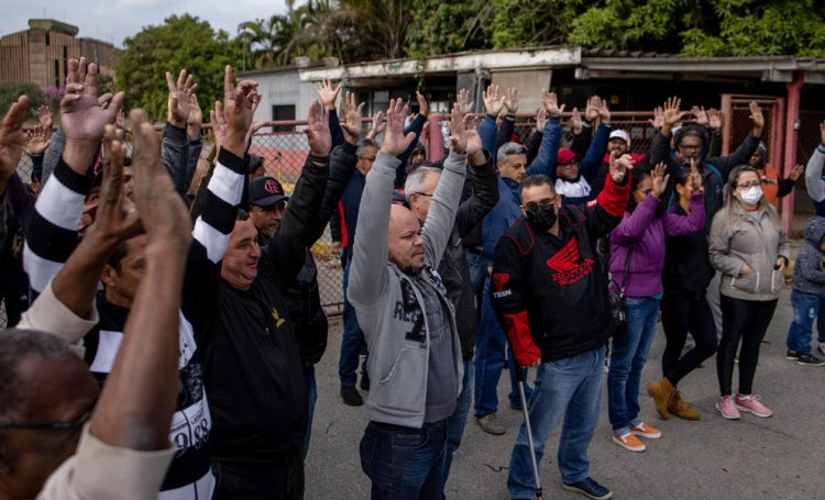 Trabalhadores em assembleia na MWL  Divulgação/ Roosevelt Cássio