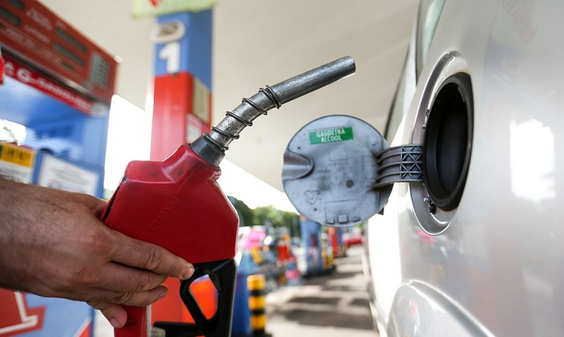 Preço médio da gasolina sobe pela 2° semana, e posto do RJ cobra R$ 7,99